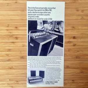 Puede incluir: Un anuncio del estéreo portátil Concord F-600. La imagen muestra un estéreo negro y plateado con la mano de una persona interactuando con él. El texto describe características como radio AM/FM, grabación en casete y una entrada de micrófono.