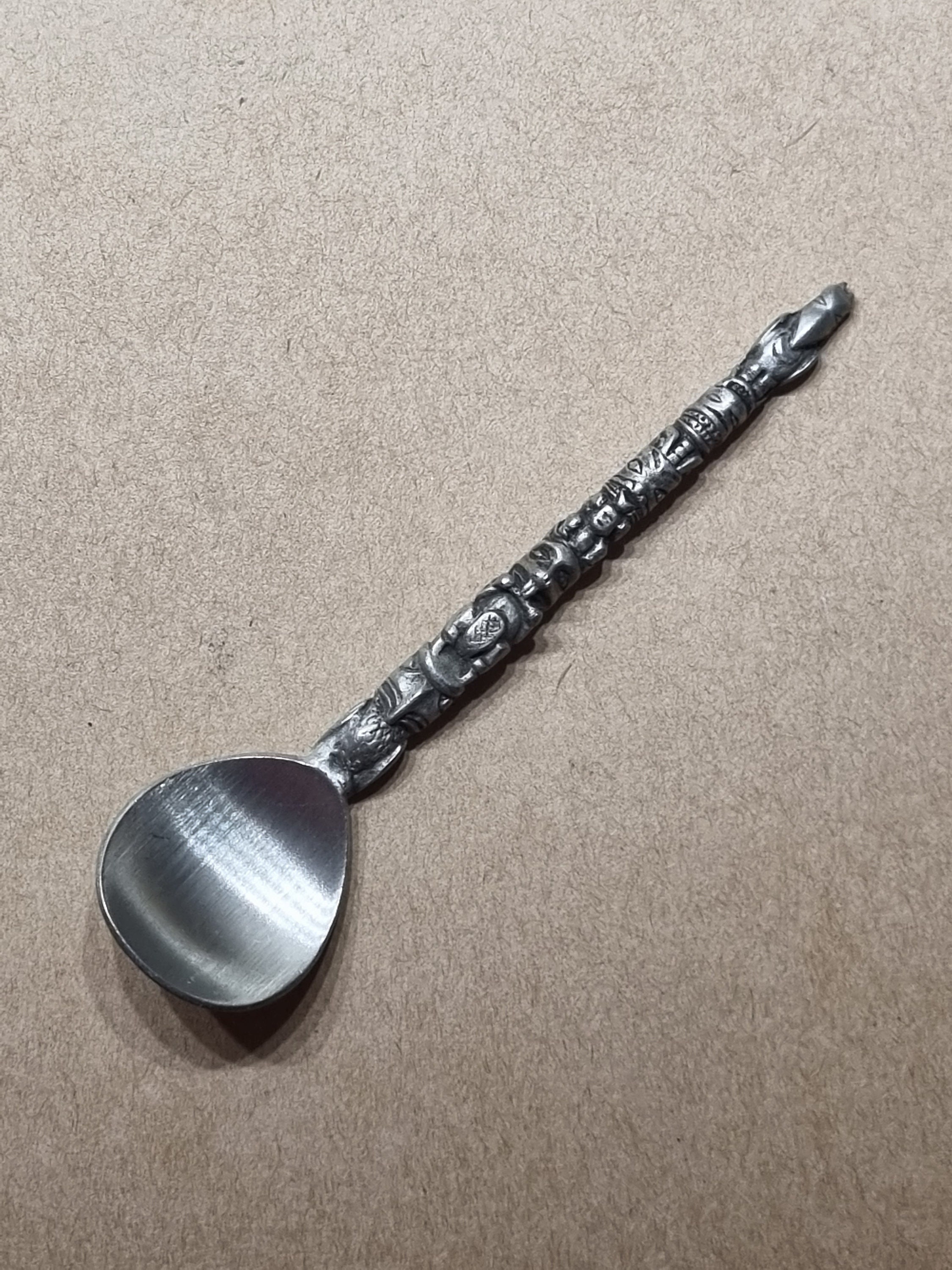 ボマ カナダ スプーン | ピューター トーテムポール デザイン