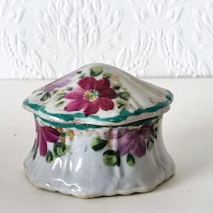 Könnte beinhalten: Ein Set aus drei Keramikbechern mit gesprenkelter, matter Oberfläche. Die Becher sind in Creme-, Hellgrau- und Dunkelgrautönen gehalten. Jeder Becher hat ein schlichtes, minimalistisches Design und einen abgerundeten Griff.