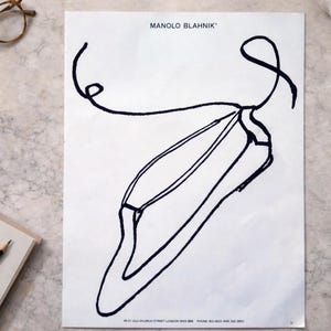 Página de anuncio de revista vintage, ilustración de zapatos Manolo Blahnik, arte minimalista de moda de los años 80, decoración de pared con tacones de diseñador