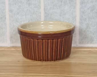 Vintage bruine schaal | Rayware-keramiek | Geribbelde schaal van aardewerk | Klassiek keukengerei | Individuele serveerschaal