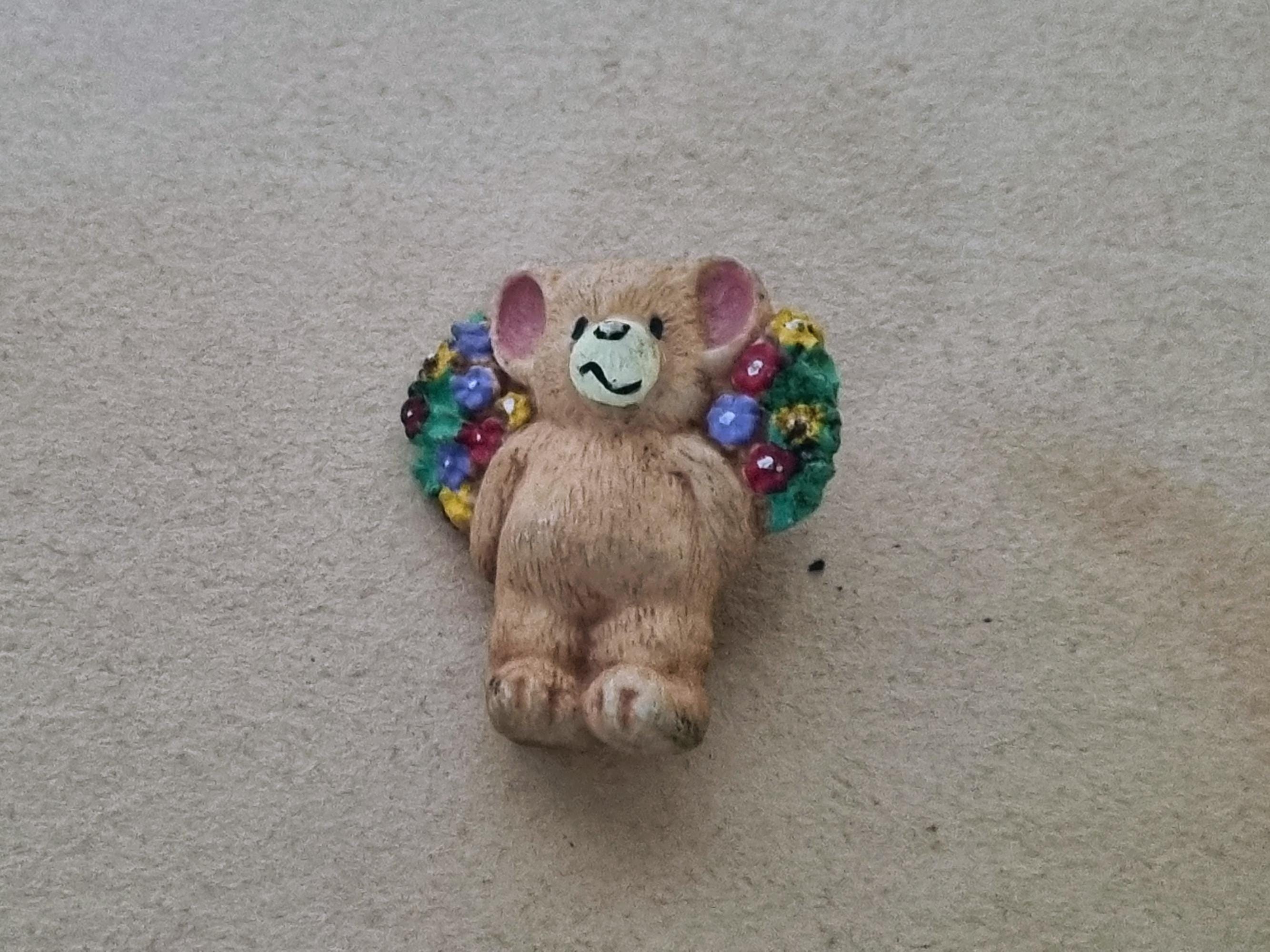 Broche Céramique Vintage Higg B's - Petite Fille Tenant Un Ours En Peluche - Occasion
