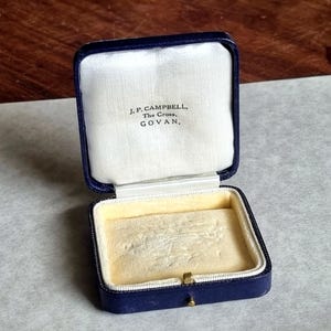 Boîte à bijoux antique à bouton-poussoir | Étui à bagues en velours bleu | J T Campbell The Cross Govan | Boîte victorienne | Coffret bijoutier à collectionner
