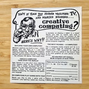 Może przedstawiać: Czarno-biała reklama magazynu "Creative Computing". Obraz przedstawia mężczyznę wskazującego palcem, z tekstem "Czy nie czas przestać oglądać telewizję i zacząć czytać... creative computing?"