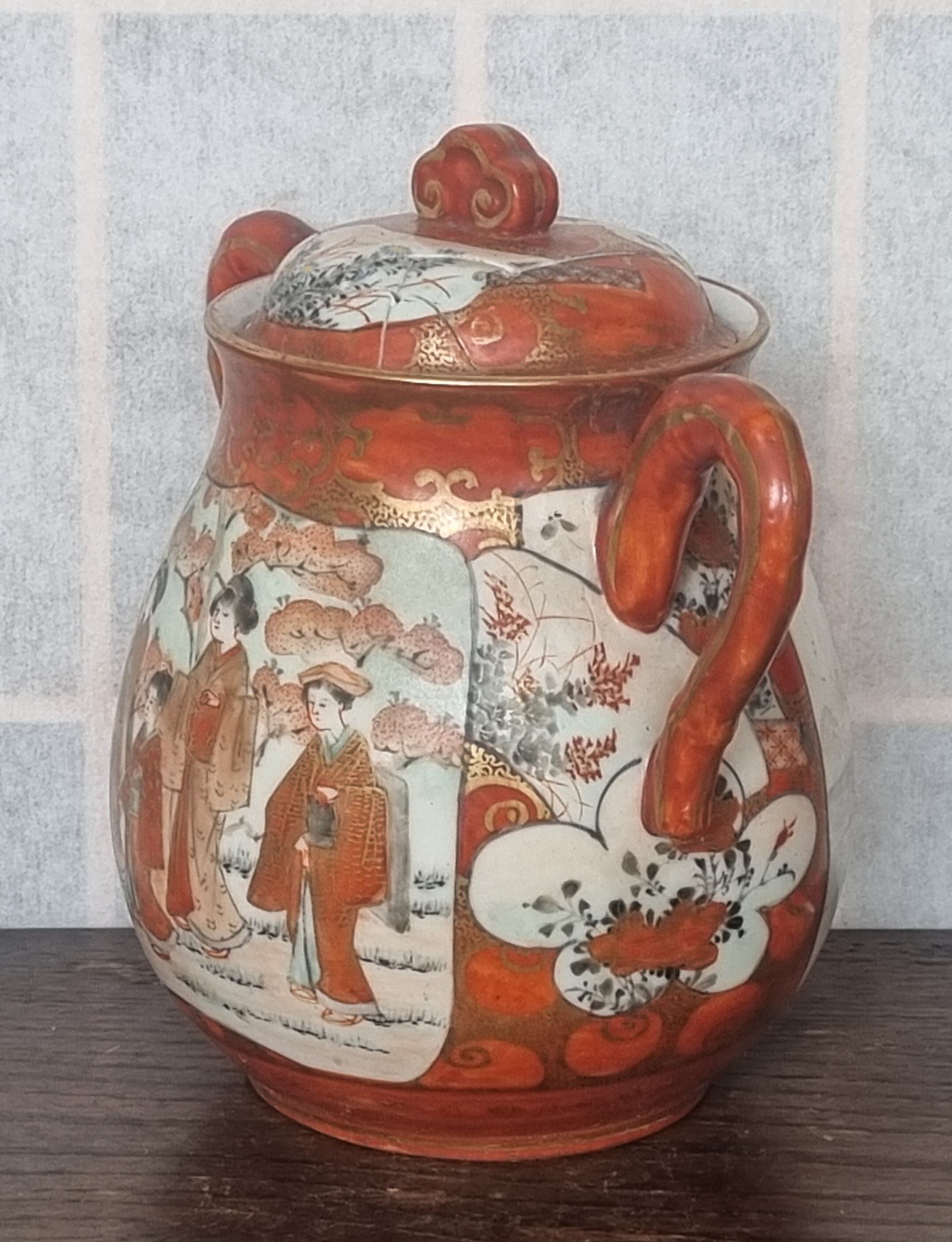 日本の蓋付き瓶、鉄赤九谷象焼の磁器、わびさび金継ぎ、芸者と風景