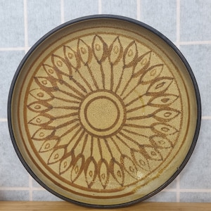 Großer Studio Keramik Teller | 12 &quot;Signed British Stoneware | Sunburst Design Braune Keramik | Handgefertigte dekorative Servierplatte