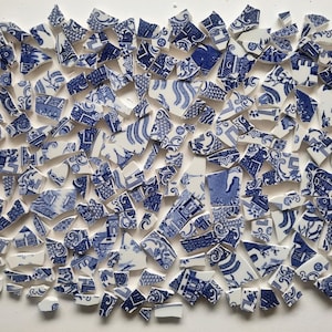 Stukken gebroken porselein, Engelse ijzersteen plaatfragmenten, vintage chinoiserie-aardewerk voor Kintsugi-reparatie, decoratieve ambachtelijke levering