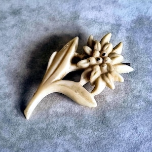 Vintage Edelweiss Brooch Carved – 1930s Horn Bone Austria Germany | Alpine Souvenir Pin Oktoberfest Gift | Authentic Mountain Flower Jewelry