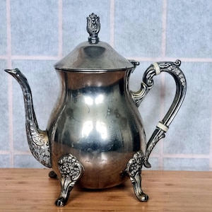 Tetera plateada / Cafetera vintage ornamentada / Tetera de estilo victoriano con base / Vertedor de mesa decorativo