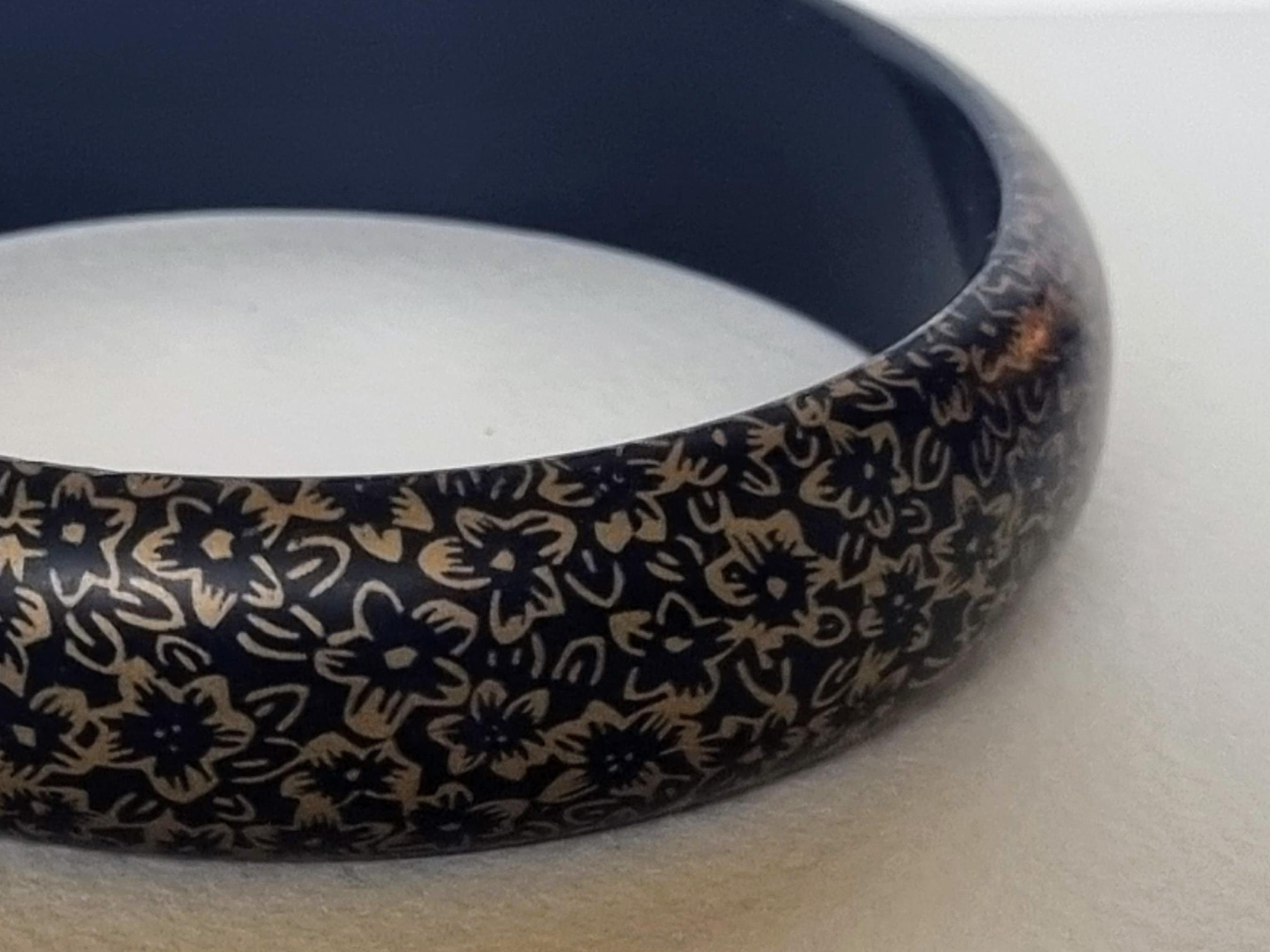 黒と金の花柄バングル｜幅広のヴィンテージプラスチックブレスレット 