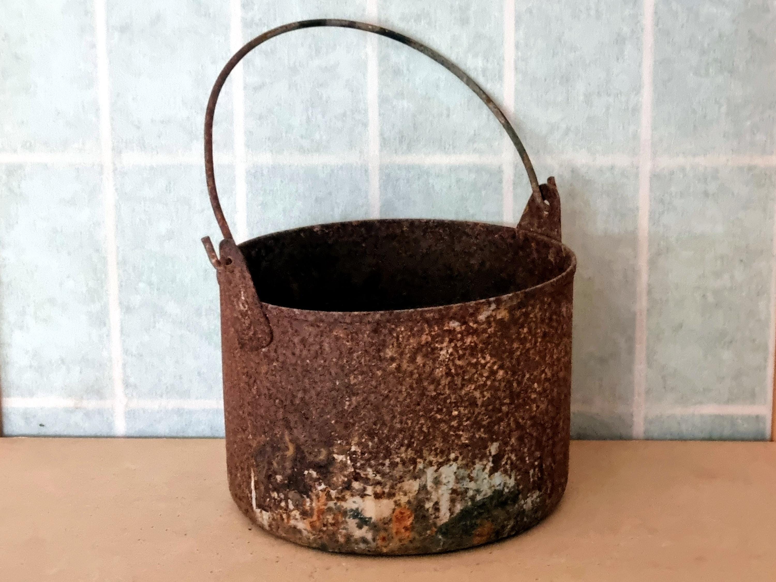 錆びた風合いの金属製ブリキバケツ、舞台装飾、アンティーク小道具