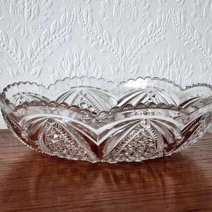 Gran fuente de servir de vidrio transparente vintage, plato con patrón prensado, frutero con borde festoneado, base con diseño de estrella, decoración clásica de mesa.