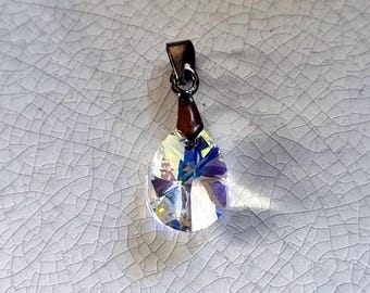 Pendentif vintage en forme de larme en cristal facetté, revêtement aurore boréale et bélière en métal