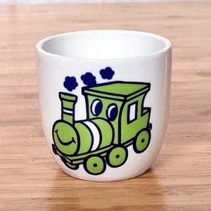 Keramisk tågäggkopp, barnfrukostägghållare, tecknad lokdesign, barnporslin, retro järnvägskök samlarobjekt