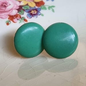 Op de afbeelding: Een paar ronde, tealgroene oorbel studs. De oorbellen zijn glad en hebben een glanzende afwerking.