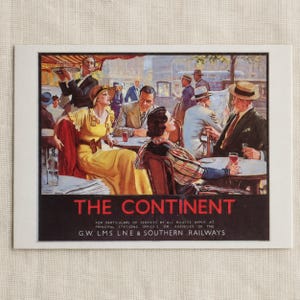 Peut inclure: Une affiche de voyage vintage intitulée THE CONTINENT, présentant une illustration colorée de personnes dînant à une terrasse de café. Le texte en bas indique : FOR PARTICULARS OF SERVICES BY ALL ROUTES APPLY AT PRINCIPAL STATIONS, OFFICES OR AGENCIES OF THE G.W. LMS LNE & SOUTHERN RAILWAYS.