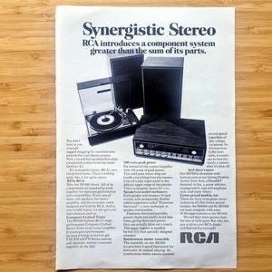 Könnte beinhalten: Werbung für RCA Synergistic Stereo-Systeme. Das Bild zeigt einen Plattenspieler, einen Receiver und Lautsprecher. Der Text hebt die Funktionen des Systems und die Marke RCA hervor.