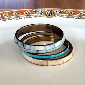 Vintage ingelegde armbanden, turquoise schelpbeenstapel, messing ingelijste boho-sieradenset, zuidwestelijke stijl uit het midden van de eeuw