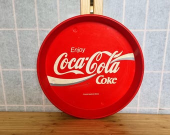 Bandeja de bar vintage original de los 90, redonda de metal rojo de Coca-Cola, con el logo "Enjoy Coca-Cola Coke", publicidad auténtica de los 90, regalo de inauguración.