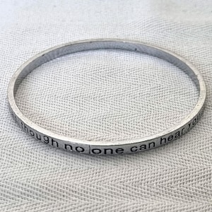 Brazalete de mantra plateado / Canta como si nadie te oyera / Joyería inspiradora / Pulsera fina / Regalo motivacional / Pulsera con mensaje