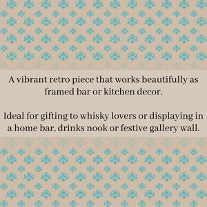 Puede incluir: Una pieza decorativa de estilo retro con un patr&oacute;n floral turquesa repetido sobre un fondo beige. El texto dice: "Una pieza retro vibrante que funciona maravillosamente como decoraci&oacute;n enmarcada para bar o cocina."