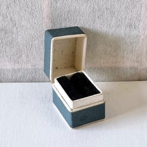 Vintage smyckesringask, blå och vit kartongpresentationsask, presentdisplay för mitten av århundradet