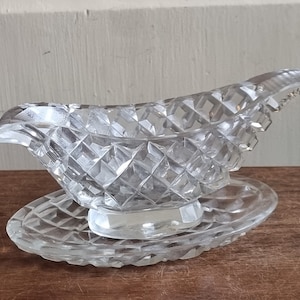 Sauciere aus geschliffenem Glas | Vintage Kristall Sauciere mit Untertasse | Rauten Muster Servier Set | Elegante Tischdeko