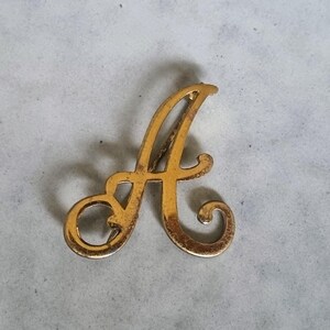 Broche antiguo con inicial A en tono dorado, estilo victoriano, letra cursiva, monograma con nombre, joyería de 1,5 pulgadas