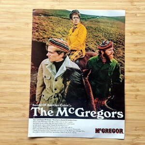 Könnte beinhalten: Vintage-Werbung für "The McGregors" mit drei Männern in farbenfrohen Outfits und gemusterten Hüten. Einer der Männer reitet auf einem Pferd. Die Werbung enthält den Text "Suede Of Another Color..." und den Markennamen "McGregor".
