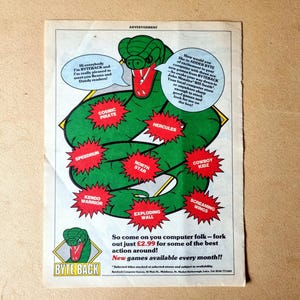 Puede incluir: Un anuncio de videojuegos Byte Back. Una figura verde con forma de serpiente es la imagen central, con títulos de juegos como "Cosmic Pirate" y "Cowboy Kidz" en estrellas. También hay burbujas de texto y el logotipo de Byte Back.