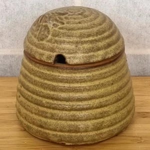 Vintage honingpot met deksel van Charmouth Pottery Dorset England in vorm van bijenkorf in rustiek bruin beige aardse kleuren // AshleyParkerVA