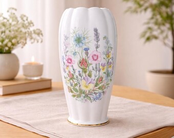 Knospe Vase Aynsley Wild Tudor | Englisch Fine Bone China | Vintage weiße Blumenvase aus Porzellan | Kleiner 10 cm Blumenhalter