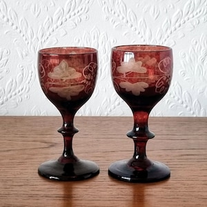 Par de copas de licor antiguas de cristal rubí, talladas a torno, del siglo XIX, copas victorianas para cordial, con decoración de vid.
