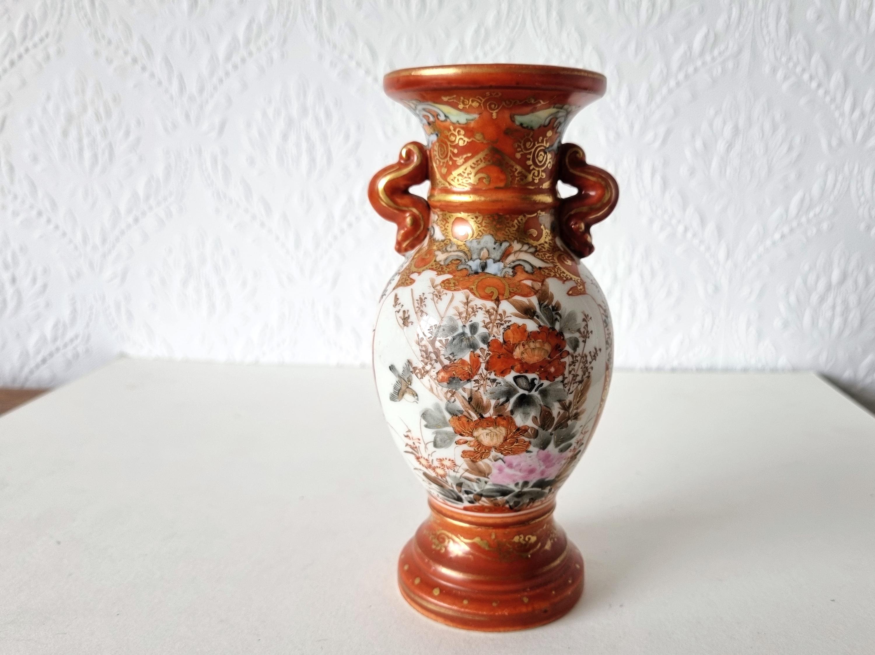九谷焼・伝統的な手描き陶器花瓶 日本の九谷焼磁器の花瓶、手描きの花鳥模様、赤金彩仕上げ、双取っ手