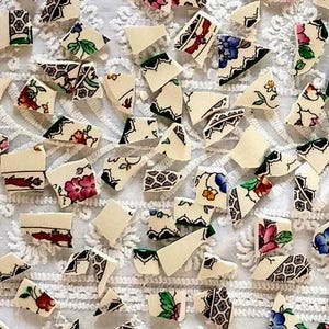 Antieke Engelse porseleinmozaïekstukken, handgesneden keramische scherven, aardewerkfragmenten met bloemmotief, ambachtelijke levering voor mozaïeken, gebroken porseleinkunst