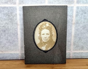 Fotografia antica con ritratto montato, foto ovale vittoriana di una donna in lutto, immagine seppia su cartoncino del XIX secolo, primi anni della fotografia in studio
