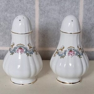 Juego de sal y pimienta rosa Royal Standard / Diseño de árbol indio mandarín Paragon China / Agitadores vintage de porcelana inglesa con ribete dorado