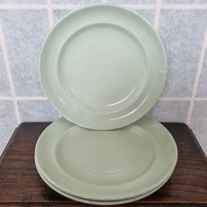 Op de afbeelding: Drie lichtgroene keramische borden die op elkaar gestapeld zijn. De borden hebben een licht verhoogde rand.