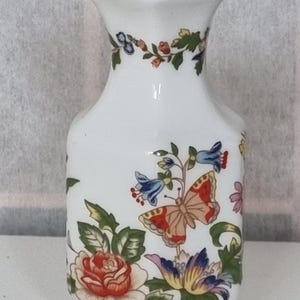 エインズレイ バド花瓶（英語）｜ファインボーンチャイナ コテージガーデン柄｜小さな白い花と蝶のデザイン｜装飾的なミニ花瓶