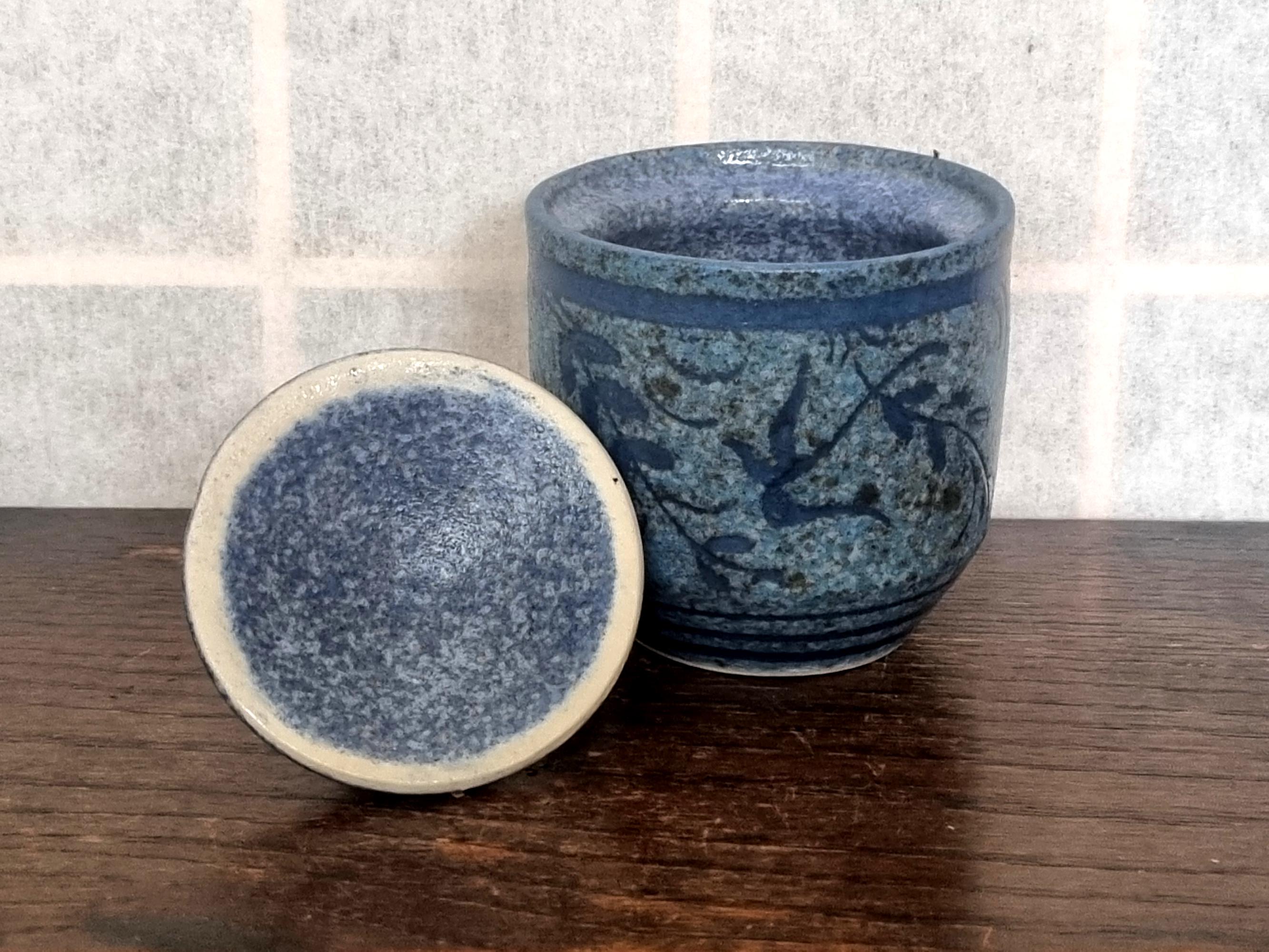 ヴィンテージブルー陶器瓶｜手作りの花柄モチーフ容器｜小さな蓋付き