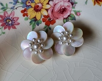 Parelmoer bloem clip op oorbellen vintage sieraden