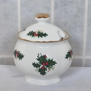 Tarro de acebo navideño de la reina / Recipiente para conservas navideñas vintage / Porcelana fina blanca con borde dorado / Diseño de bayas navideñas de 4,5"