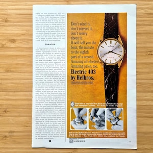Puede incluir: Un anuncio de un reloj Electric 403 Helbros. El reloj tiene una caja dorada, una esfera blanca y una correa de cuero negro. El anuncio incluye el texto "Don't wind it, don't correct it, don't worry about it."