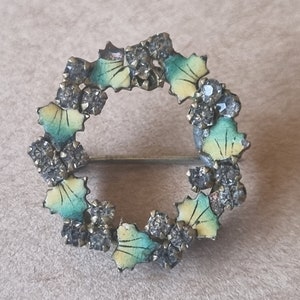 Spilla smaltata Art Déco / Spilla circolare con strass anni &#39;30 / Ghirlanda di foglie verdi gialle