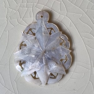 antiker Perlmutt Anhänger | Viktorianische Sternblumenschnitzerei | Handgeschnitztes Muschelmedaillon | Natürliche Perlenschmuck