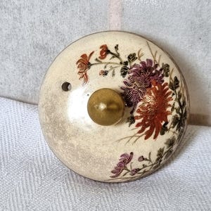 Puede incluir: Un juego de tres tazas de cerámica con un acabado mate moteado. Las tazas son de color crema, gris claro y gris oscuro. Cada taza tiene un diseño minimalista y un asa redondeada.