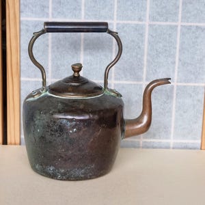 Stor antik vattenkokare i koppar och mässing, autentisk vintage Kitchenalia, brittiskt gods, eldstadsdisplay, stug- och bondgårdsdekor 30 cm