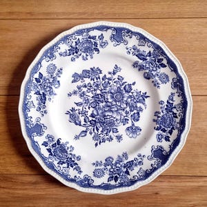Plato Kensington Ironstone / Diseño floral vintage azul y blanco / Patrón Balmoral inglés de 25 cm / Cerámica clásica coleccionable para comedor