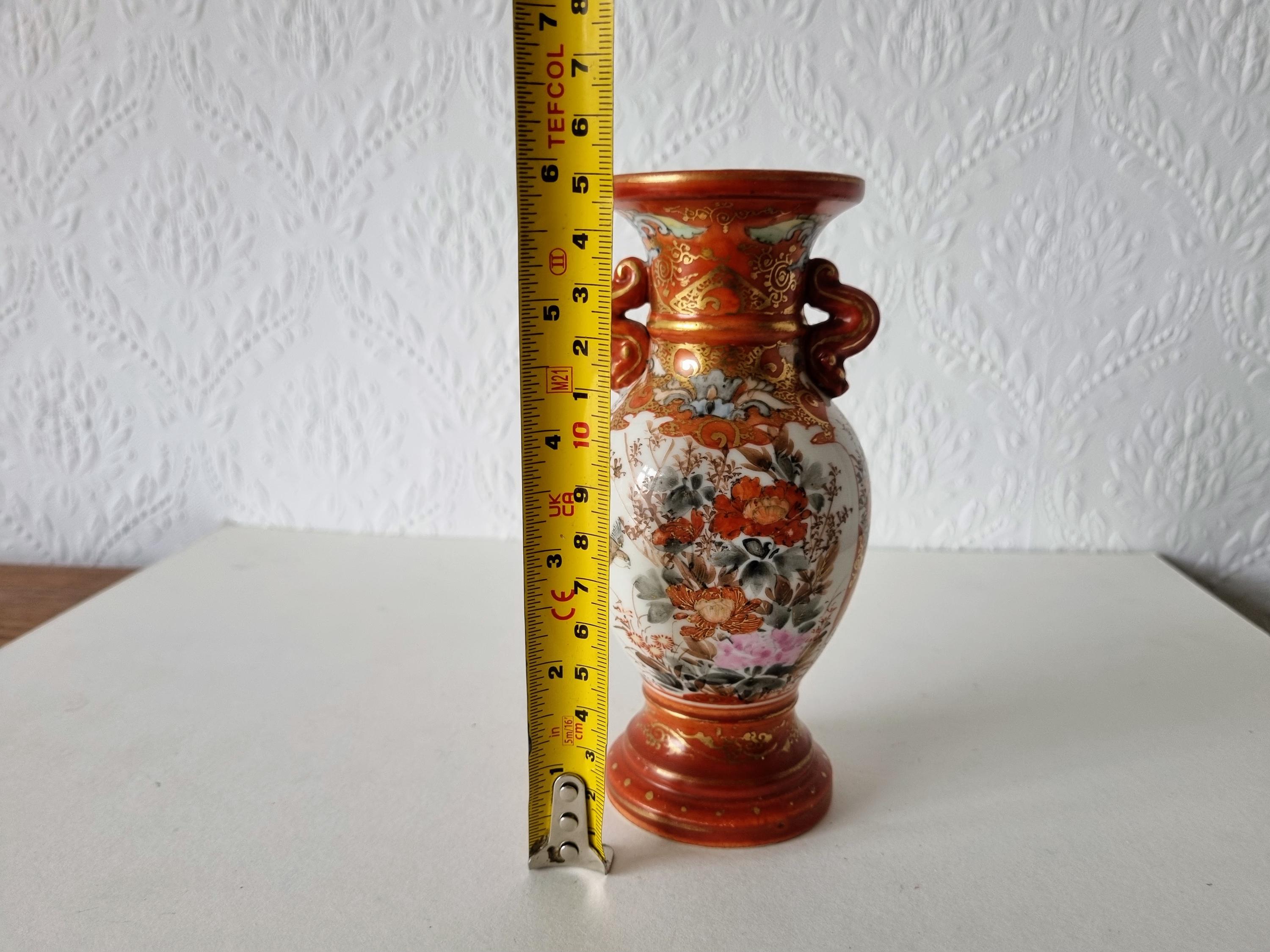 九谷焼・伝統的な手描き陶器花瓶 日本の九谷焼磁器の花瓶、手描きの花鳥模様、赤金彩仕上げ、双取っ手