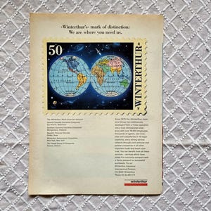Puede incluir: Anuncio publicitario vintage con una ilustración de mapa del mundo dentro de un marco con forma de sello. El texto dice "Winterthur's mark of distinction: We are where you need us." y el número "50". El fondo es de color beige claro.